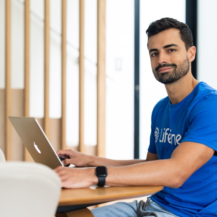 Crisis supporter - male