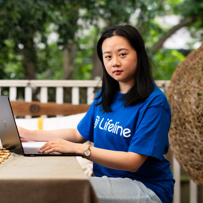 Crisis Supporter - Lifeline new brand – Sitting at table