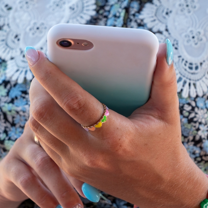 Help seeker holding a phone