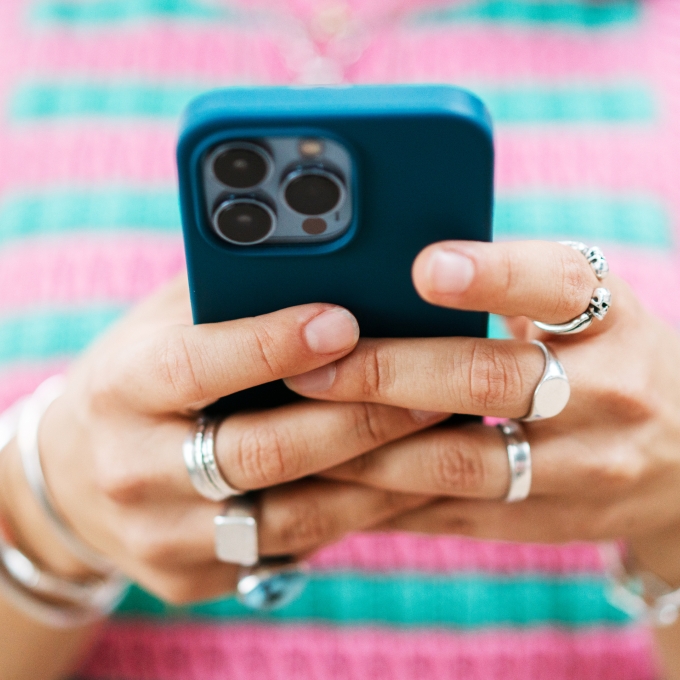 Help seeker holding a phone